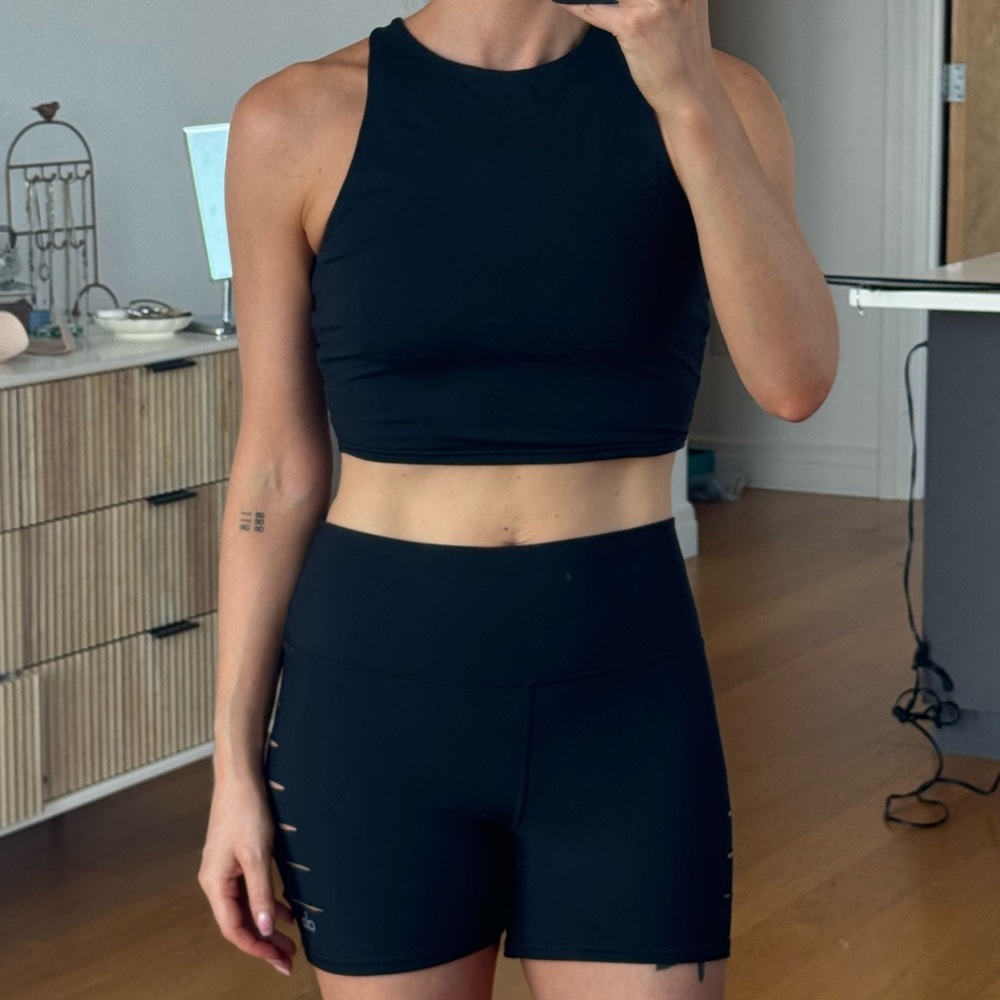 Alo - Black Athletic Crop Top and Shorts Set